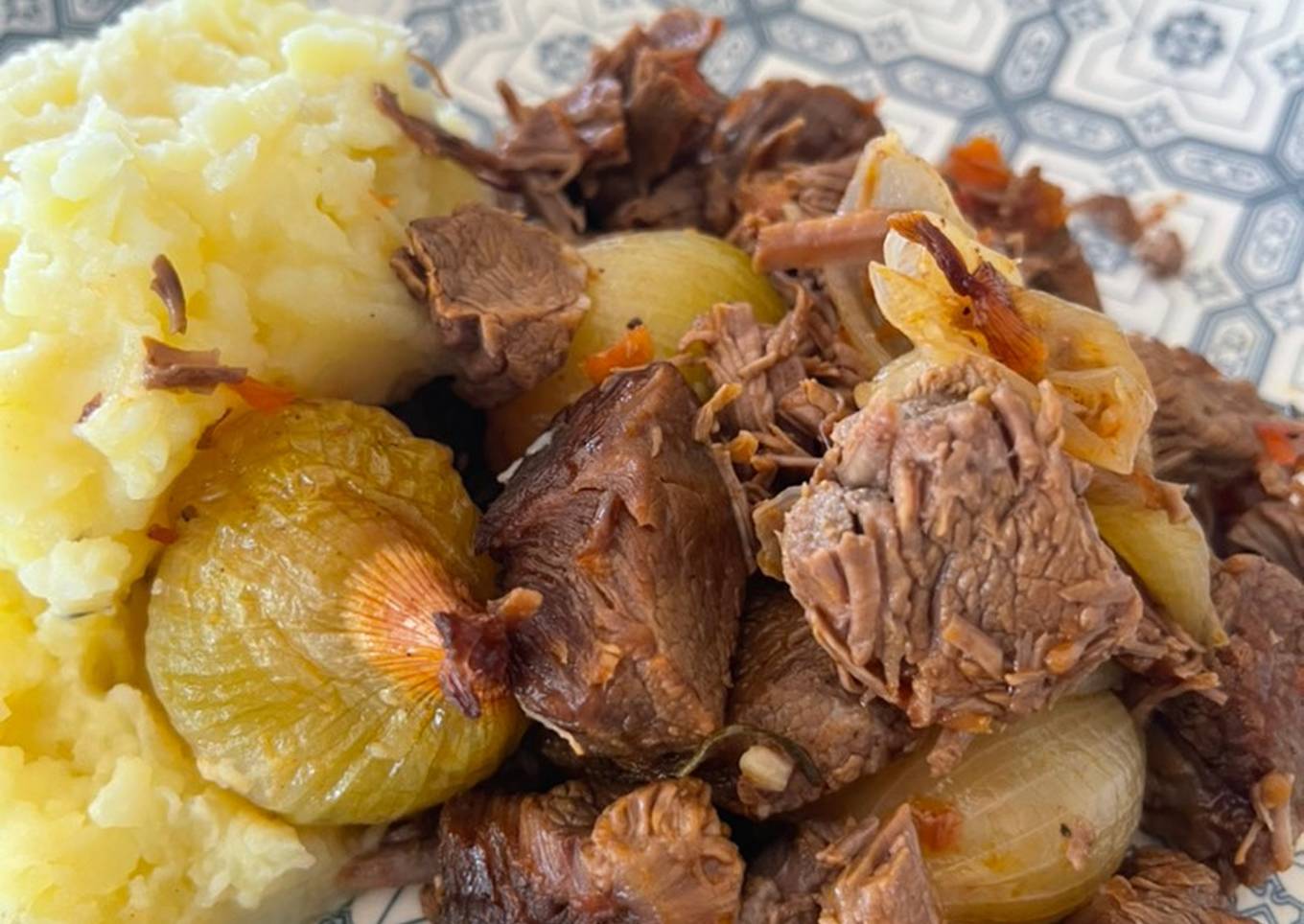 beef stifado with pickling onions