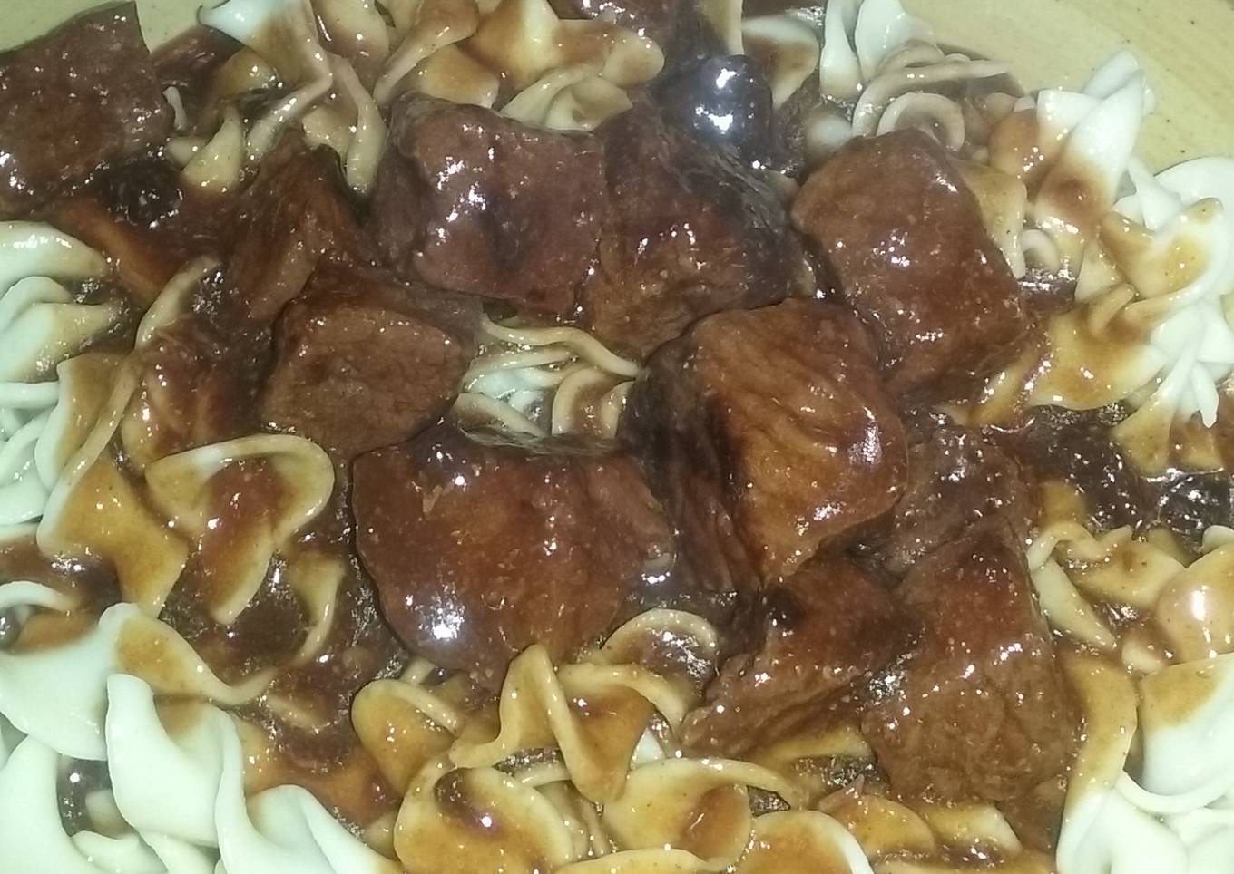 beef tips with gravy over egg noodles