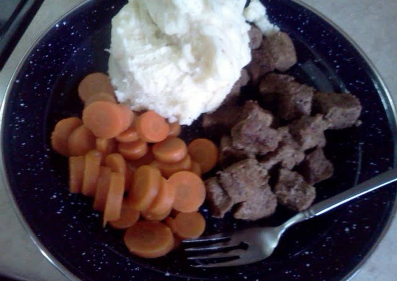 beef tips with mashed potatoes and carrots