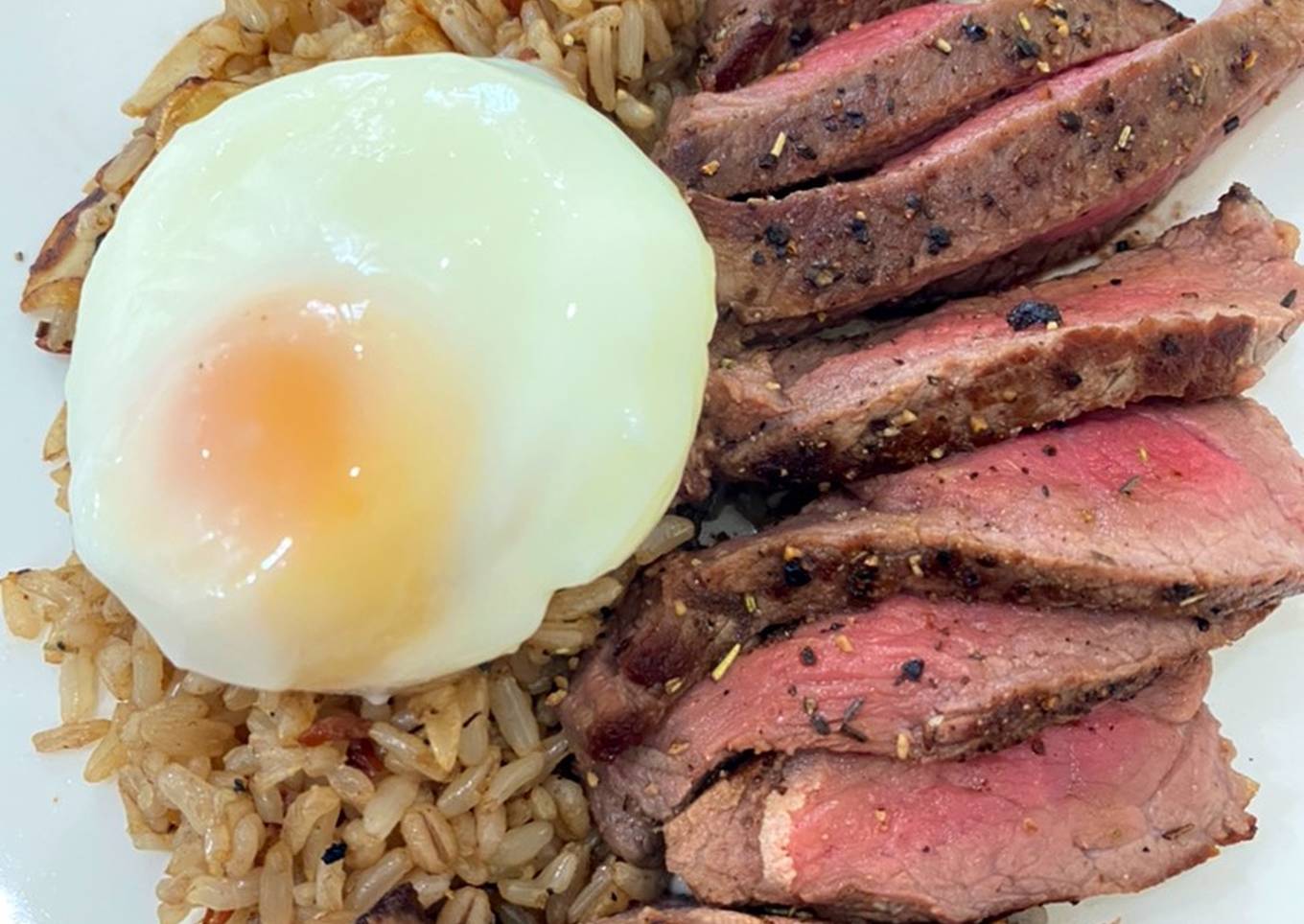 garlic fried rice with sliced grilled beef sirloin