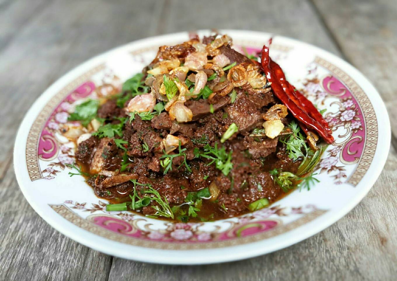 larb muang spicy minced beef salad