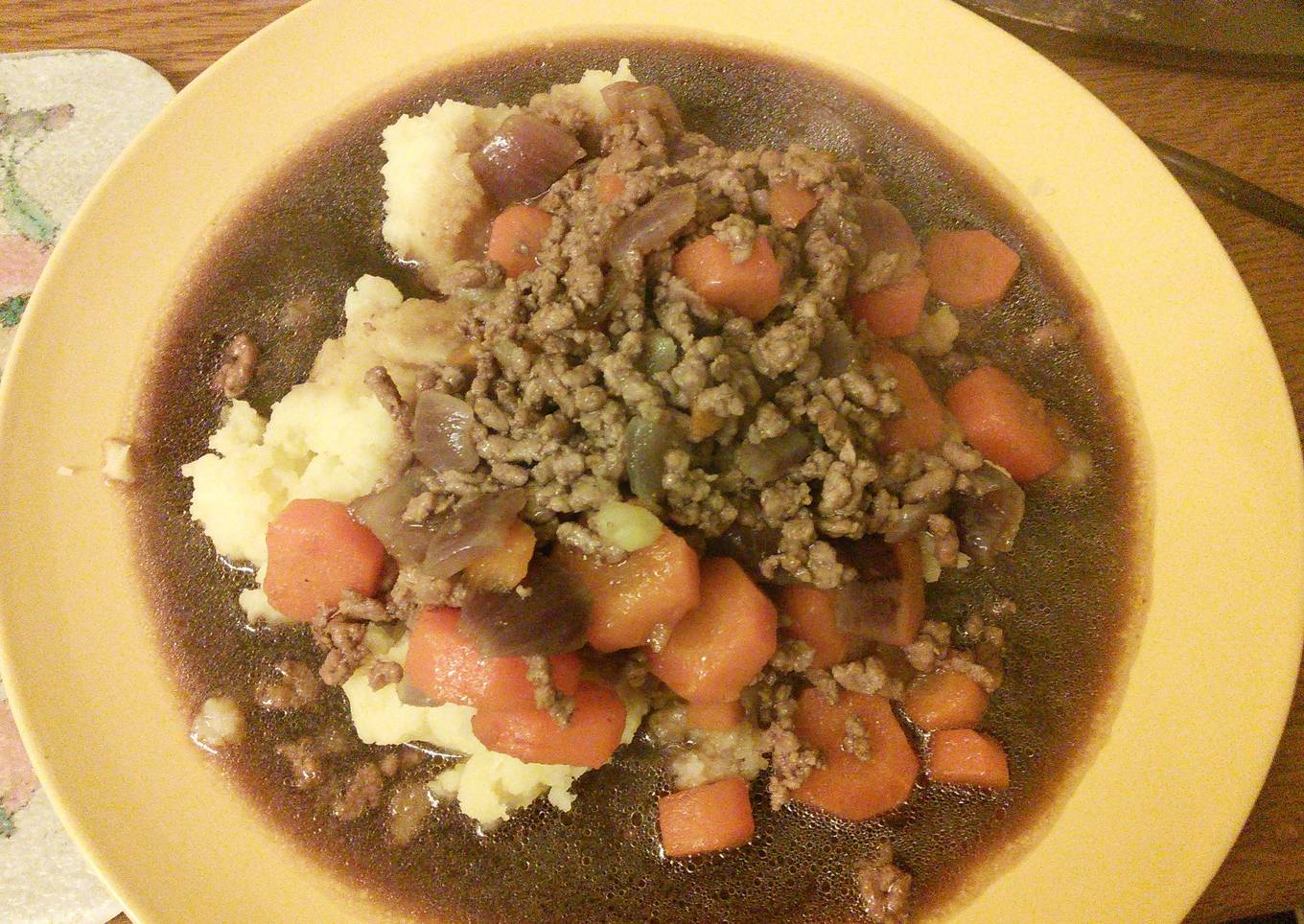 minced beef onion with mash gravy