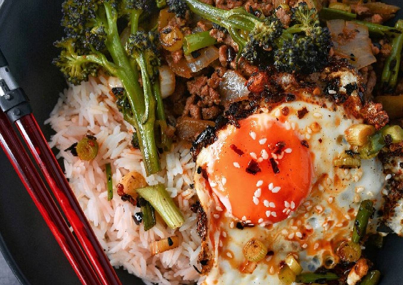 soy ginger beef rice bowl with chilli egg