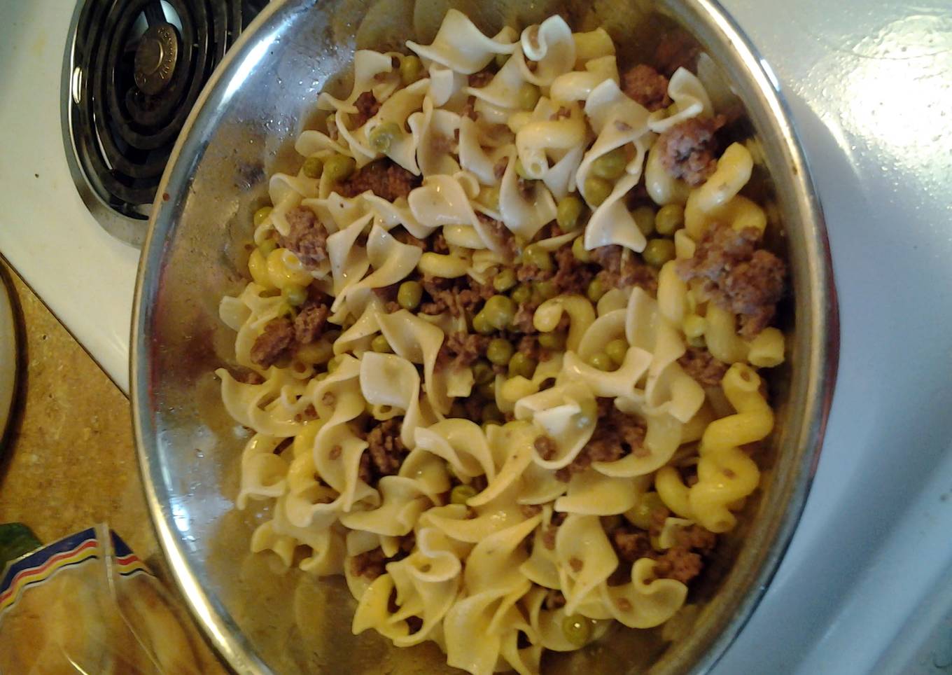 ground beef w egg noodles an sweetpeas