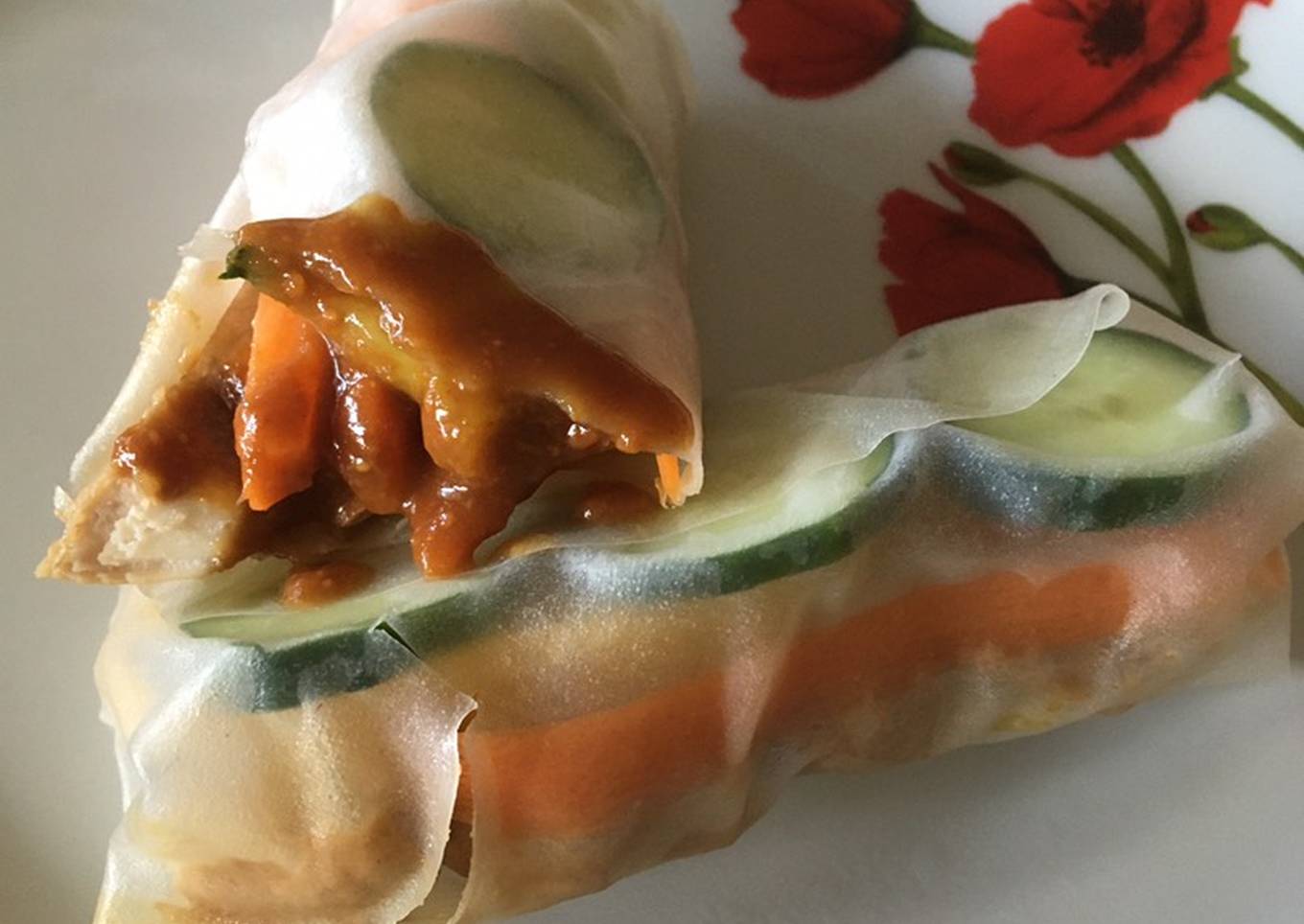 spring rolls with chicken and peanut sauce