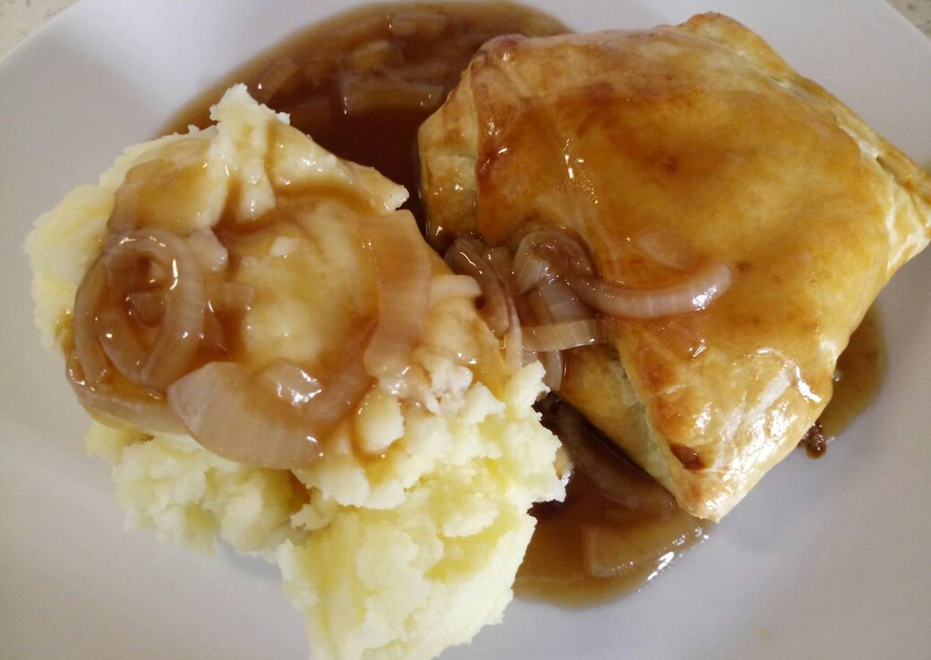 minced beef and veg pie with mash onion gravy