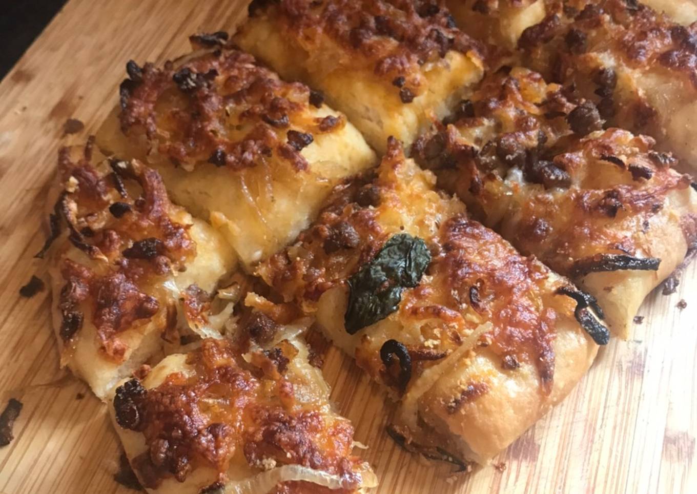 Pizza bread – no knead, with spicy mincebeef & caramelised onion