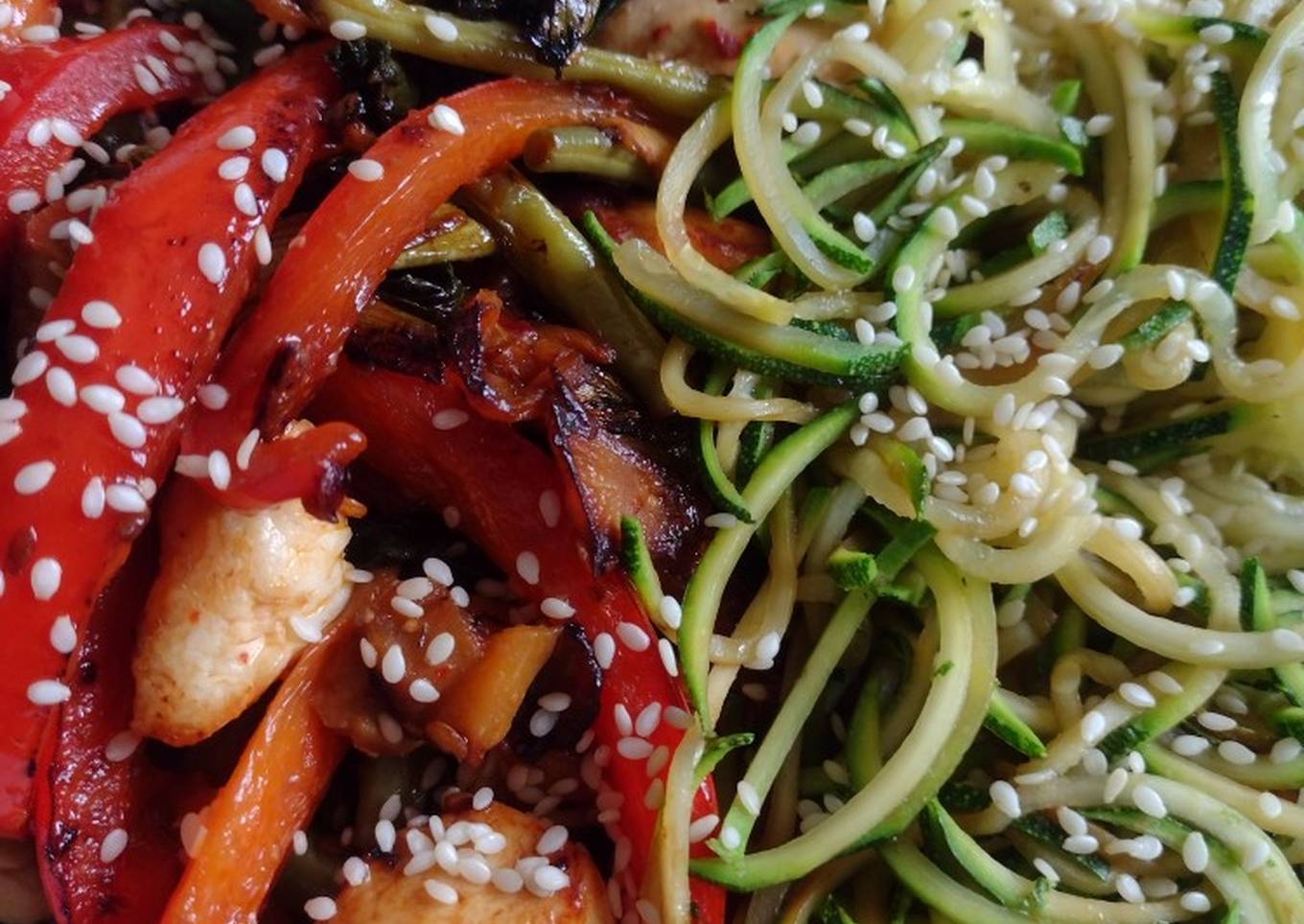 chicken and red pepper stir fry with courgetti noodles