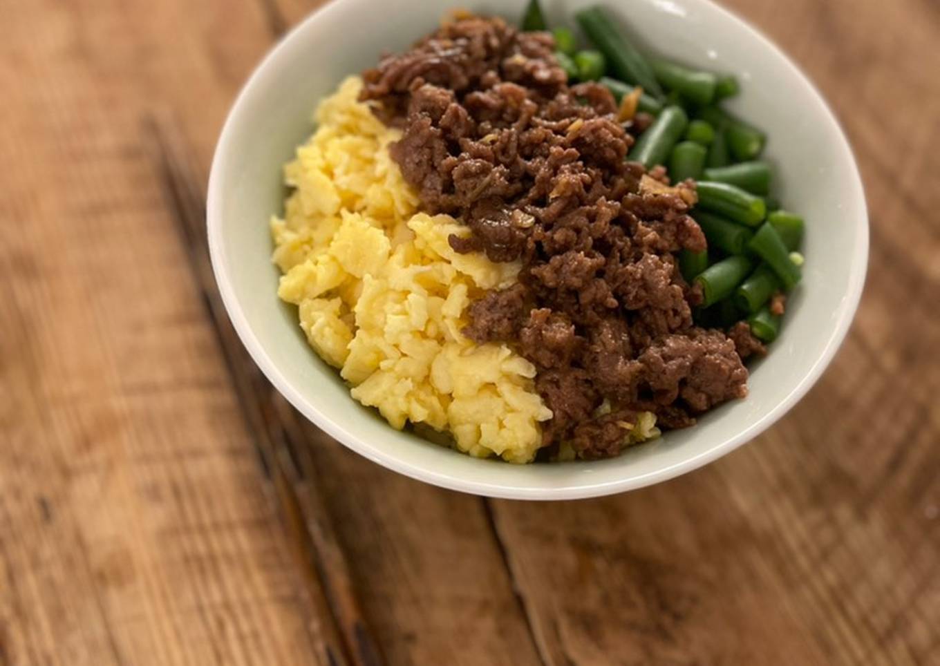 🍚 Tricolor Donburi – Japanese bowl of rice with minced meat, eggs and green vegetable