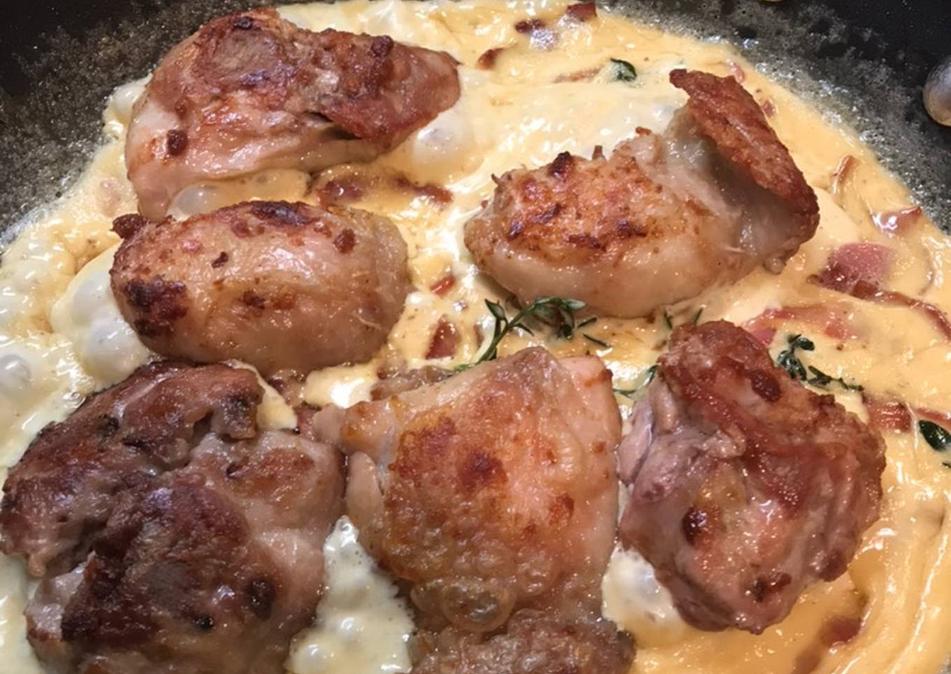 Chicken thighs with cream, thyme and bacon