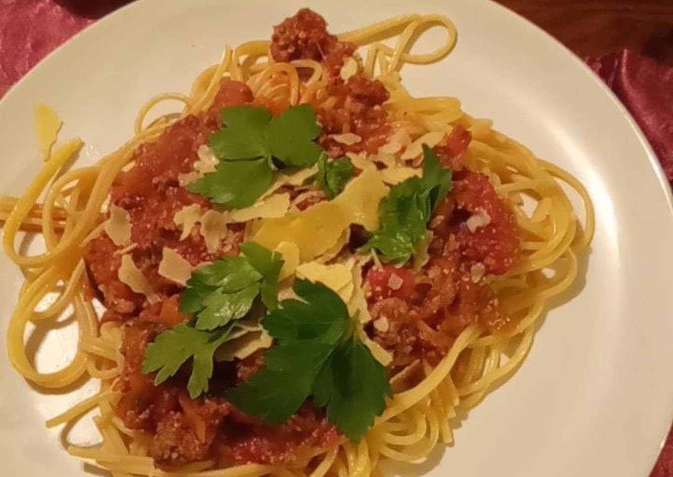 traditional spaghetti al ragu bolognese